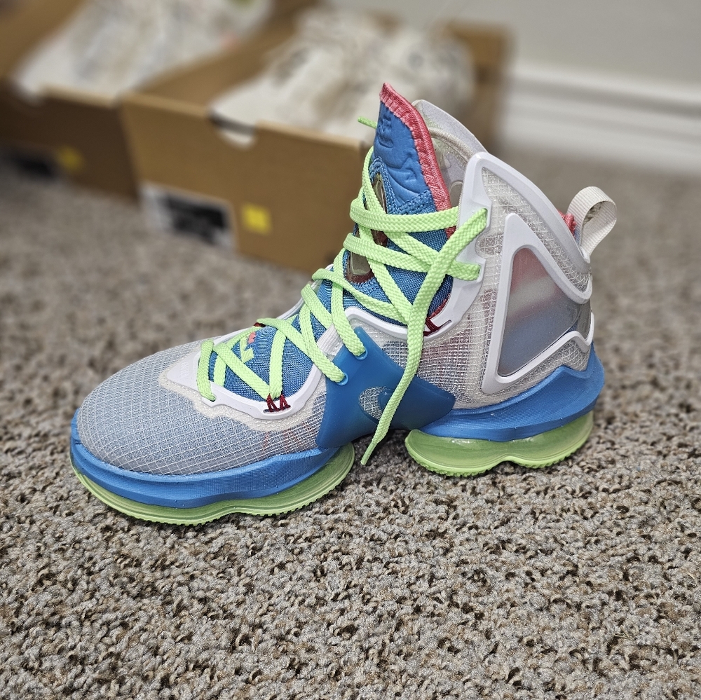 Lebron XIX shoes